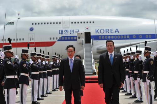 이명박 대통령 파나마 도착 공항 환영식 이미지