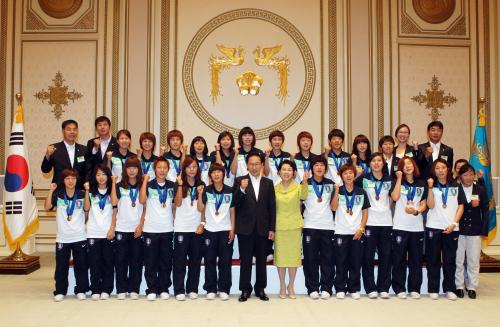 이명박 대통령 U20 여자월드컵 축구대표팀 선수단 초청 오찬 이미지