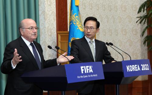 이명박 대통령 조셉 제프 블레터 FIFA 회장 공동기자회견 이미지