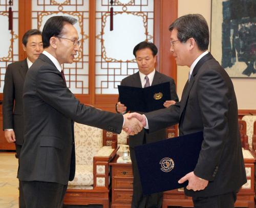 이명박 대통령 이상훈 신임대법관 임명장수여식 이미지