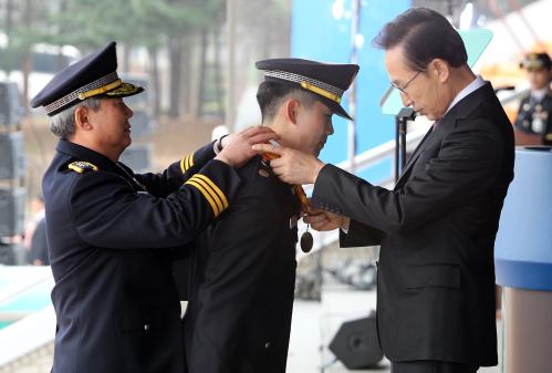 이명박 대통령 경찰대학교 제27기 졸업 및 임용식 이미지