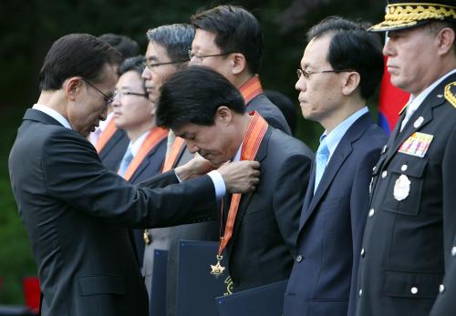 이명박 대통령 서울 G20 정상회의 유공자 영예수여식 이미지