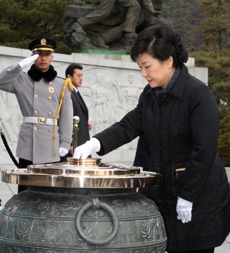 박근혜 대통령 국립묘지 참배 이미지