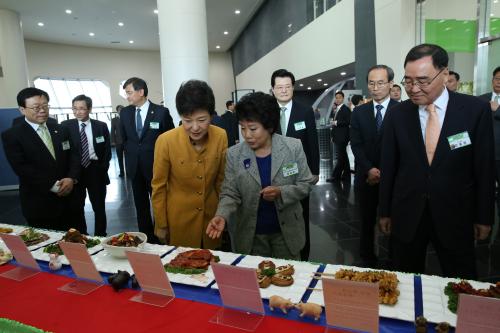 박근혜 대통령 돼지고기요리 시식 이미지