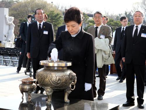 박근혜 대통령 국립 4.19 민주묘지 참배 이미지