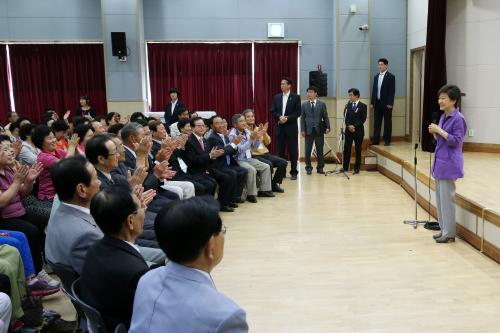 박근혜 대통령 대구달성군 노인종합복지관 방문 이미지